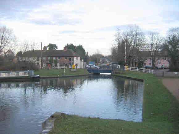 Aldermaston Swing Bridge © Jon Combe
