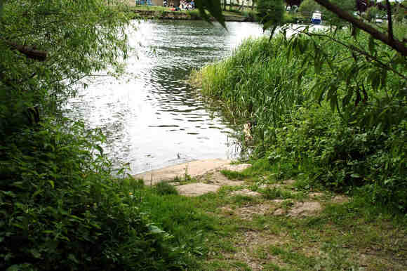 The slipway at Bablock Hythe (east) (photo courtesy of www.electric-boats.org.uk) 